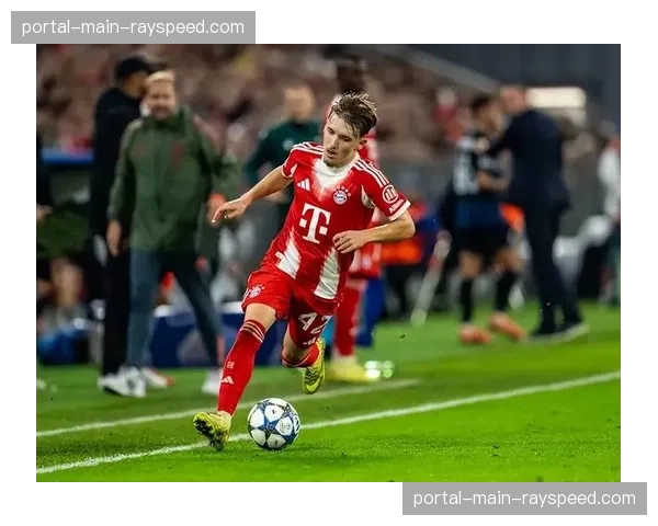 拜仁官方确认17岁后卫基亚拉赛季报销，脚踝手术成功