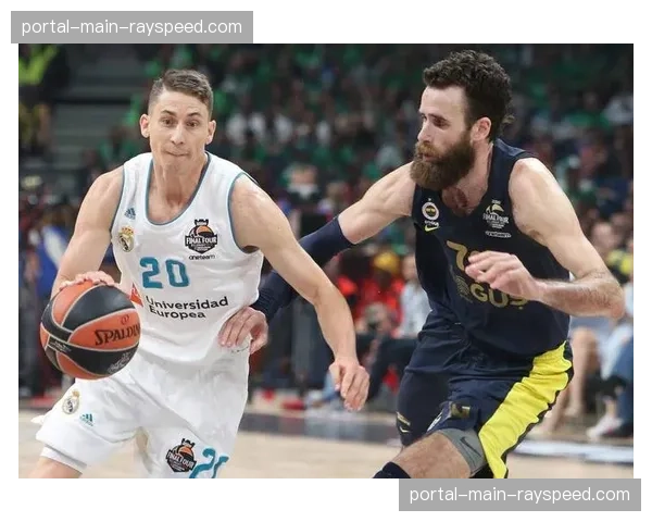 格拉纳达保级关键战,38岁门将马克西米亚诺多次神扑后振臂怒吼 格拉纳达保级关键战,38岁门将马克西米亚诺多次神扑后振臂怒吼