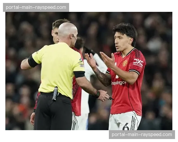 利马红牌后跪地掩面，曼联主场球迷陷入沉寂