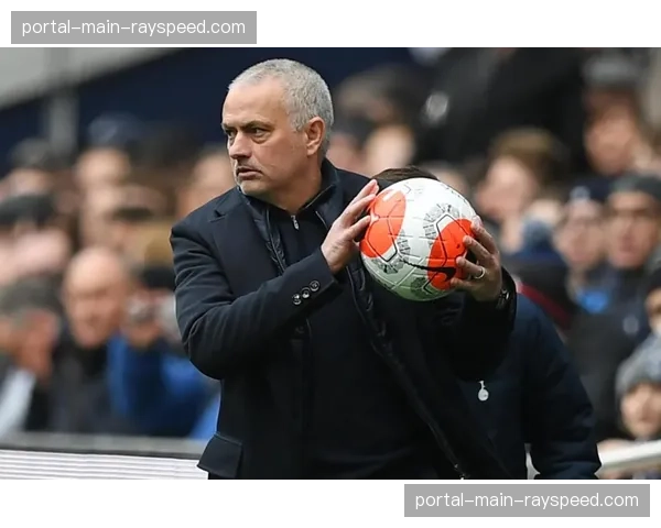 拜仁用人策略解析：32名球员轮换如何平衡多线作战压力